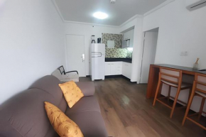 Flat Hotel The Palace com quarto sala e cozinha